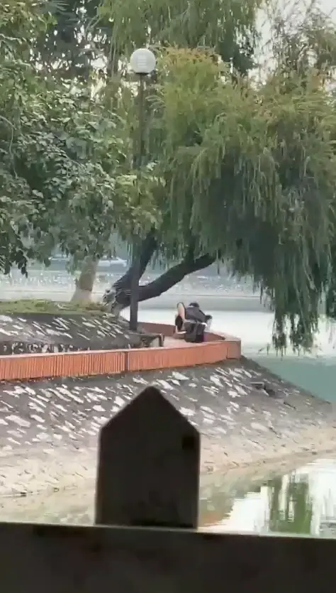 Sáng ra bờ hồ chịch nhau bị quay lén